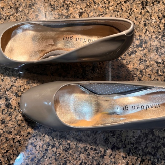 Steve Madden Grey Patent Leather Getta Pump - Size 7.5 - Picture 5 of 11